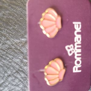 Gold kids seashell stud earrings